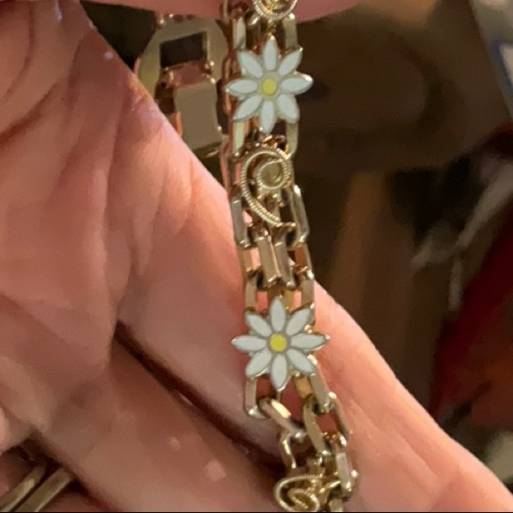 Estate Find Gold Toned Metal Enamel Daisy Bracelet Vintage Unsigned Well Made - Picture 15 of 16